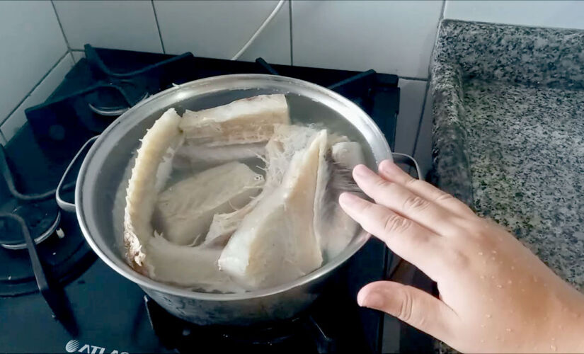  Uma das formas mais eficientes de dessalgar o bacalhau é através da imersão e cozimento dele com o leite