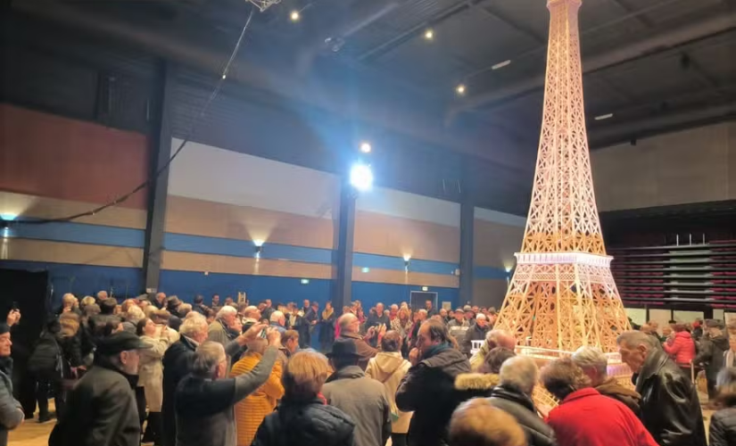 Plaud utilizou 706.900 palitos e 23 kg de cola para construir o modelo do monumento de Paris. Ele ficou pronto em 27 de dezembro, 100 anos após a morte do engenheiro Gustav Eiffel, responsável pela construção da torre