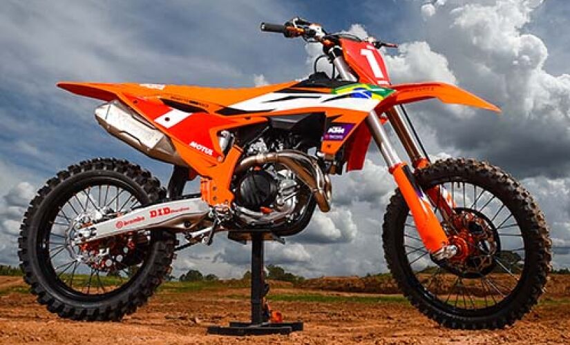 O motor SOHC da KTM 450 SX-F Factory Brasil entrega 63 cavalos