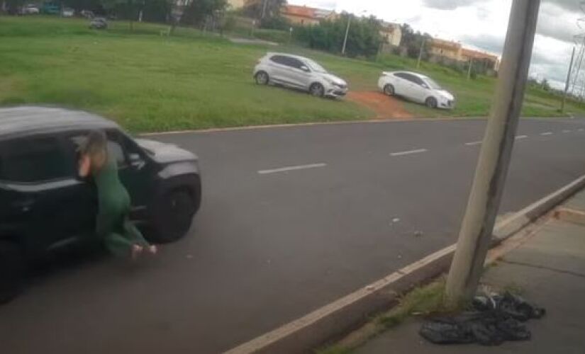 Vendedora foi arrastada após se pendurar na janela do carro 