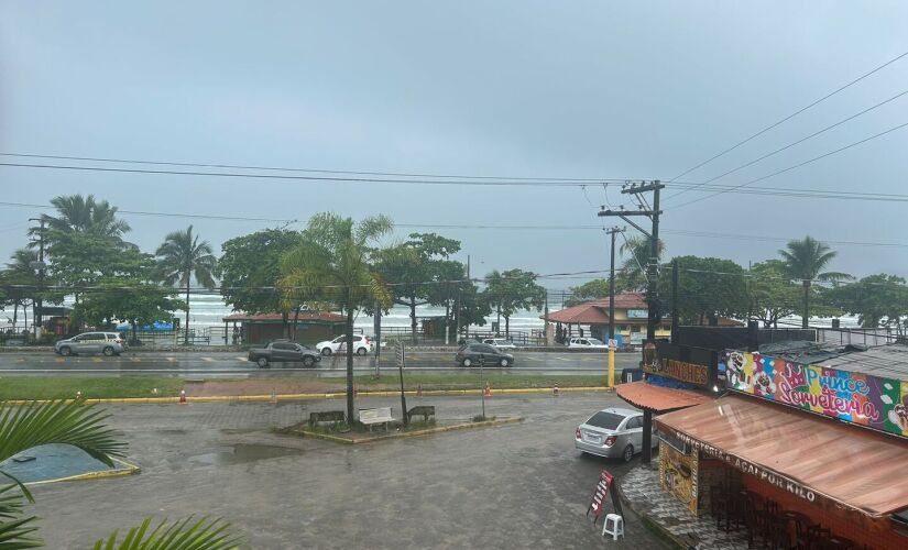 Dia de chuva na Praia Grande, de Ubatuba, nesta quinta