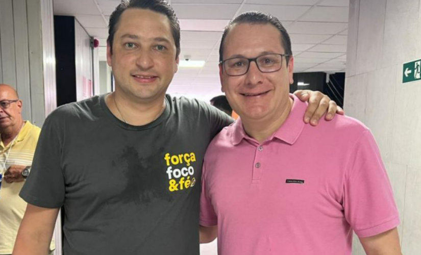 Rafa Zimbaldi, de camisa rosa, ao lado de Marco Vinholi