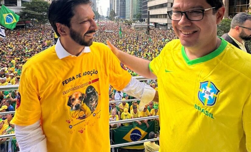 O prefeito Ricardo Nunes, à esquerda, durante ato promovido pelo ex-presidente Jair Bolsonaro, em São Paulo