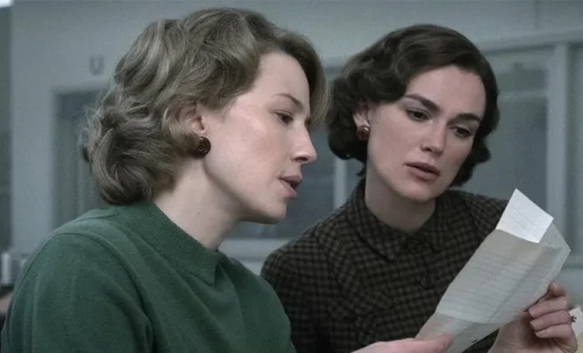 Keira Knightley e Carrie Coon em cena de 'O Estrangulador de Boston'