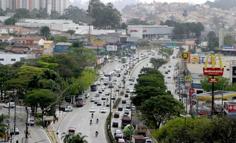 Vista aérea da rodovia Régis Bittenconrt (BR-116) cortando o município de Taboão da Serra, na região sudoeste da Grande São Paulo 