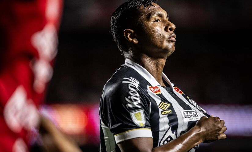  O gol foi marcado por Morelos, de pênalti, após longa checagem no VAR