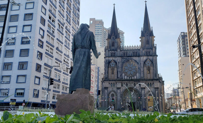 Igreja do Embaré: das nove cidades da Baixada, apenas Santos tem mais unidades de saúde do que de ensino e templos religiosos