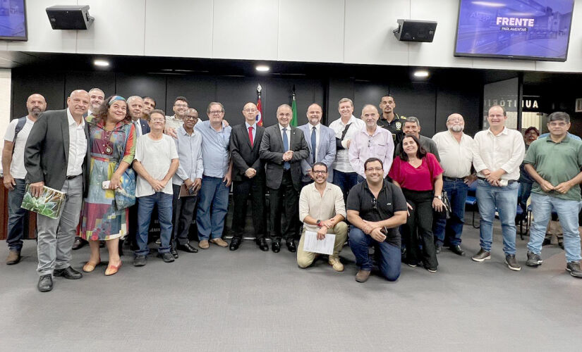 Participantes de reunião da Frente Parlamentar pelo Desenvolvimento Regional