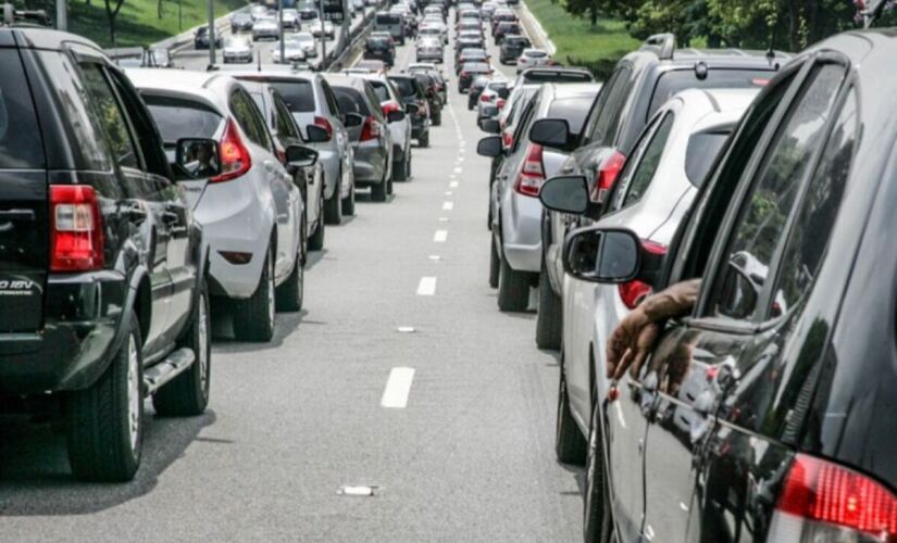 A situação nas rodovias está complicada hoje (16) com muito tráfego registrado