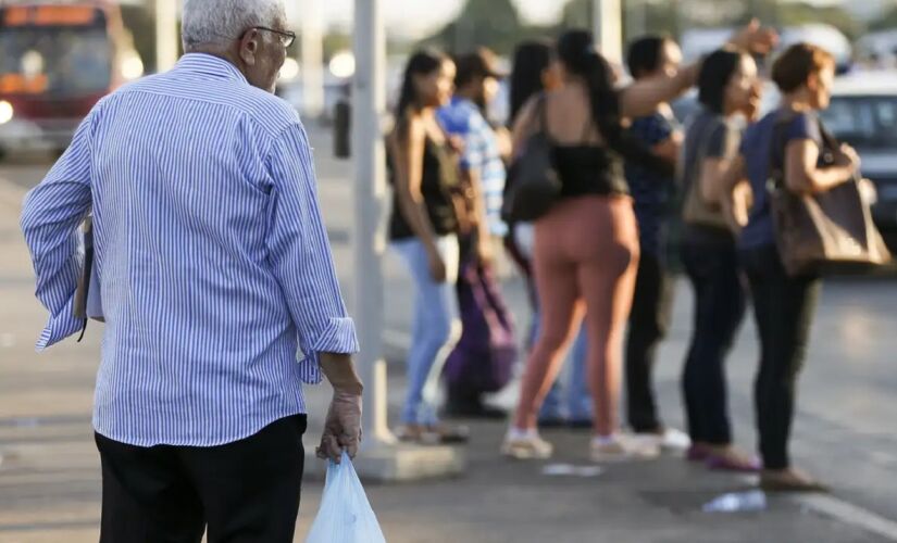 O pagamento do décimo terceiro salário foi adiantado e já deve cair na próxima folha de pagamento