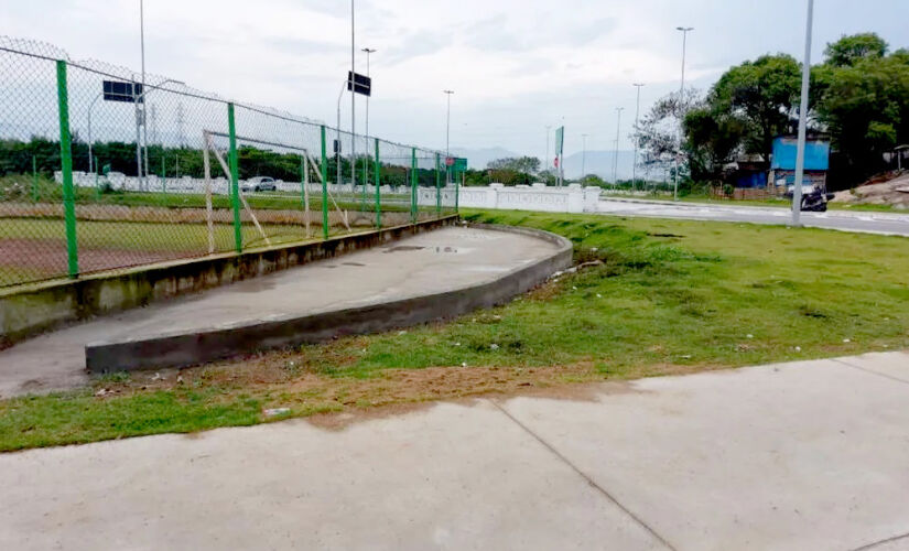 Uma mulher, de 31 anos, foi atingida na cabeça por uma bala perdida, nesta quarta-feira (27), na Praça José Lamacchia, em Santos, no litoral de São Paulo