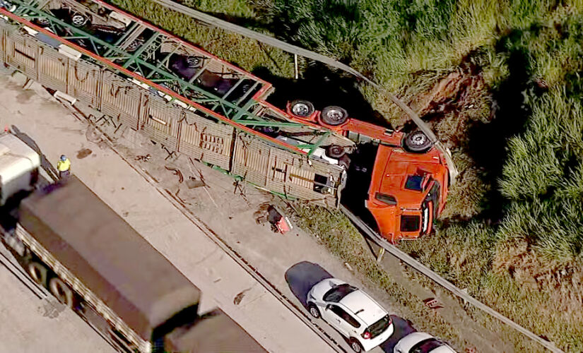 Caminhão cegonha carregado com dez carros tombou no Rodoanel Mario Covas, em São Paulo