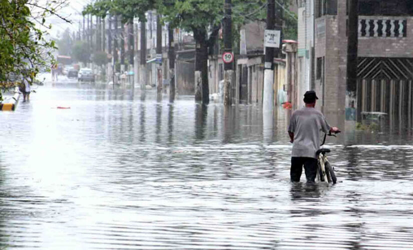 A Prefeitura de Santos, no litoral sul de São Paulo, colocou nesta quinta-feira (21) a cidade em estado de atenção para chuvas fortes e tempestades