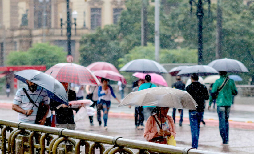 Segunda-feira amanheceu com chuva moderada na capital paulista
