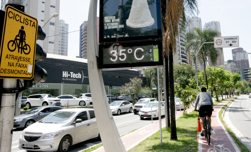 A semana começa com a presença de uma massa de ar seco na cidade de São Paulo