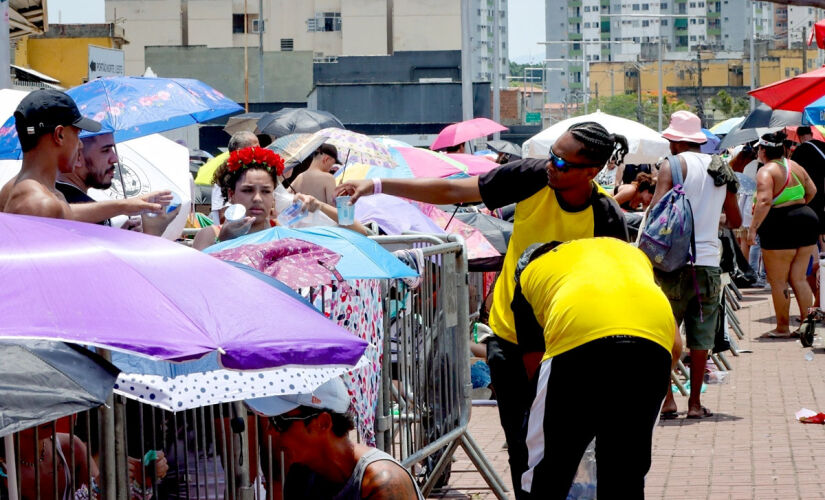 Nesta terça-feira (13) o projeto de lei que torna obrigatório o fornecimento de água potável em shows e grandes eventos em todo o Estado teve aprovação na Assembleia Legislativa de São Paulo (Alesp)