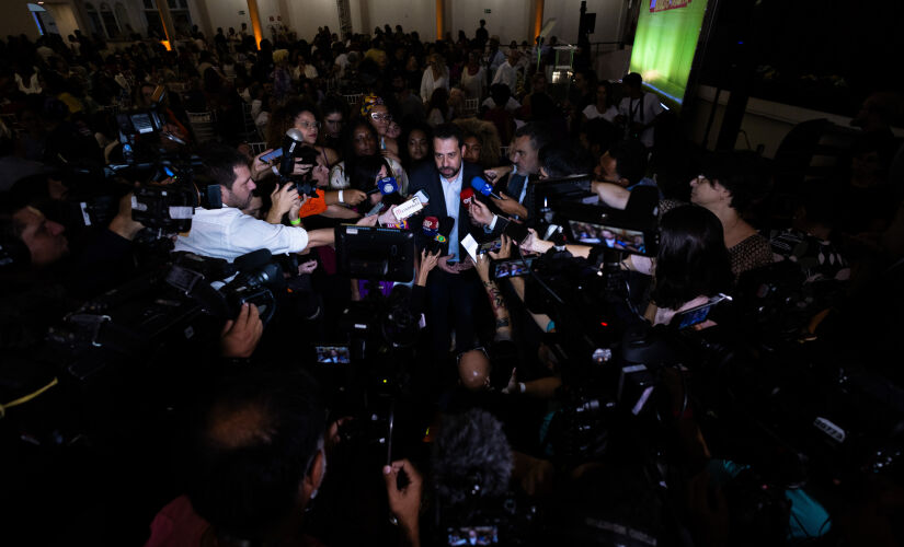 Guilherme Boulos, pré-candidato à Prefeitura de SP, durante coletiva nesta sexta