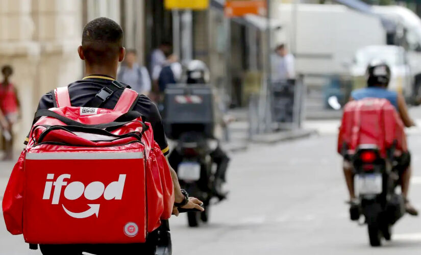 Lei obriga a instalação de uma etiqueta de segurança na mochila do entregador com QR Code e chip, entre outras medidas