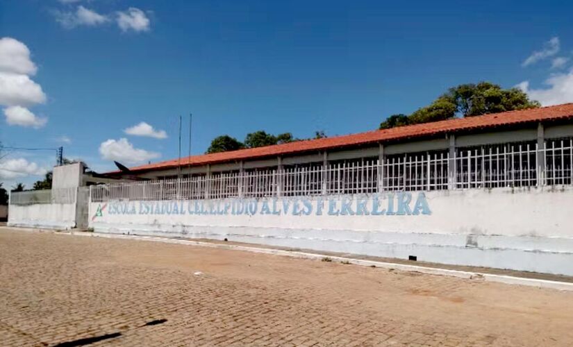 Após esfaquear três alunos em uma escola estadual, em Salto da Divisa, no Vale do Jequitinhonha, Minas Gerais, um adolescente de 17 anos foi apreendido