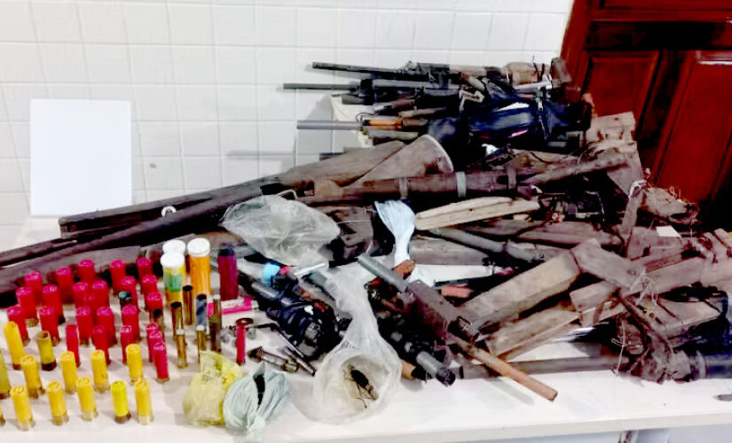 Na residência, foram encontradas 31 armas de fogo do tipo Bufete, quatro armas longas, além de munições