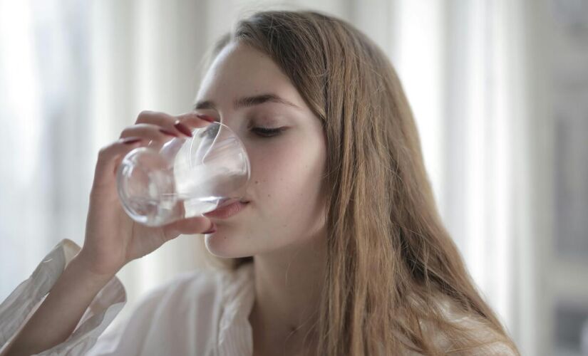 Beber água é fundamental para o funcionamento de todo o organismo