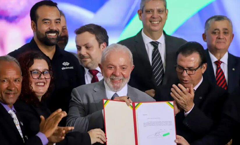 Lula assina projeto que regulamenta a profissão de motorista