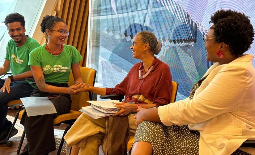 Marina Silva recebendo carta de Jovens Negociadores pelo Clima