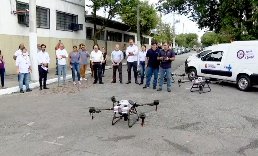 Os equipamentos disparam larvicidas em locais onde os agentes de saúde não conseguem acessar, como telhados e em terrenos baldios