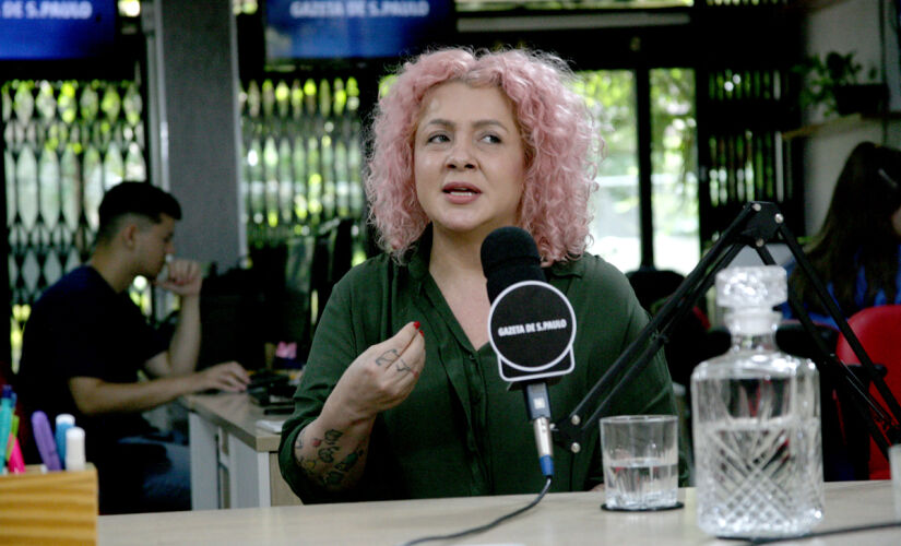 Carla D'Elia é professora de inglês e idealizadora do Save Me Teacher