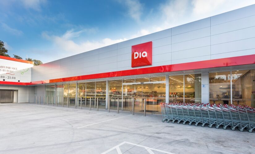 Supermecados Dia anunciou que decidiu fechar 343 lojas de um total de 587 e 3 centros de distribuição no Brasil