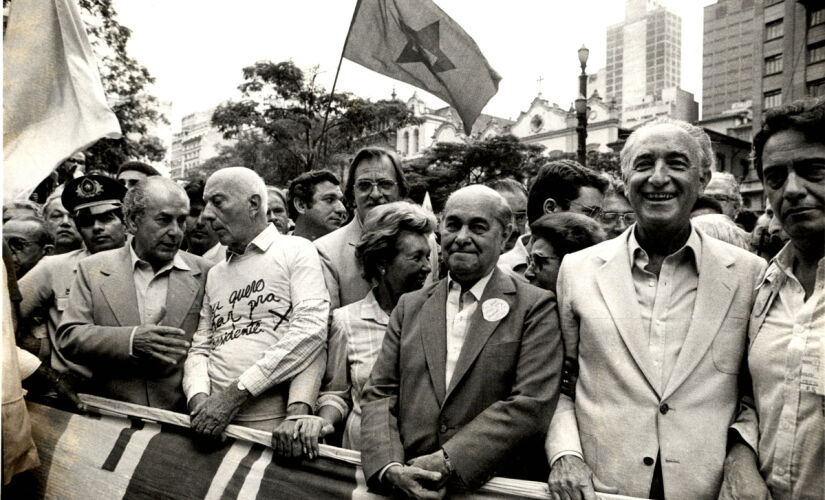 O governador do Rio de Janeiro, Leonel Brizola, o deputado federal Ulysses Guimarães, o governador de Minas Gerais, Tancredo Neves, e o senador Fernando Henrique Cardoso participam da campanha pelas Diretas Já! em São Paulo