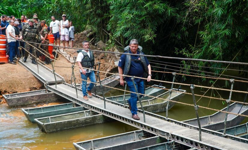 Tarcísio de Freitas durante ação em Ubatuba, neste domingo