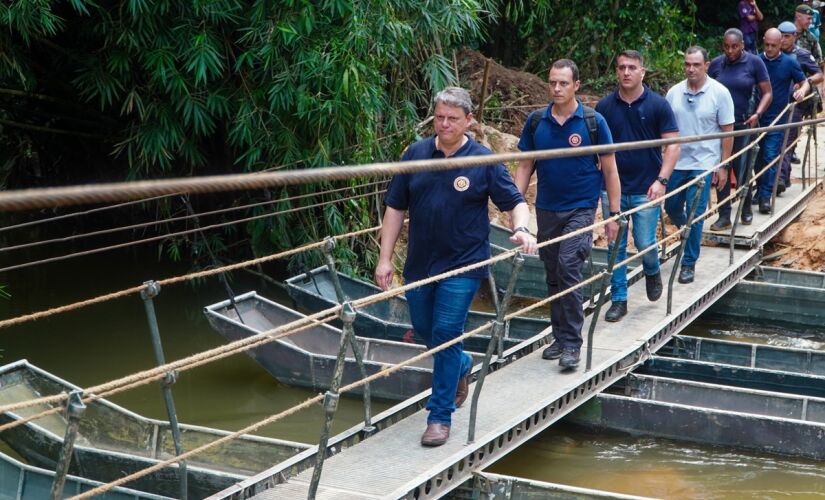 Tarcísio de Freitas sobre ponte provisória em Ubatuba, no litoral norte paulista