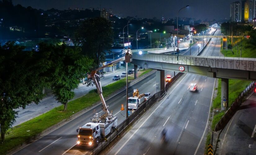 LEDs são instalados na avenida Aprígio Bezerra da Silva em Taboão da Serra, na Grande SP