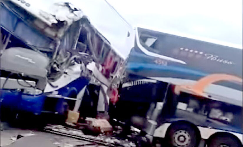 Ônibus clandestino invade posto e bate em carreta e ônibus no interior de SP