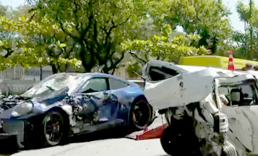 Um vídeo gravado por câmeras de segurança mostra o momento exato em que o Porsche Carrera conduzido por um universitário bate na traseira do Renault Sandero guiado por um motorista de aplicativo