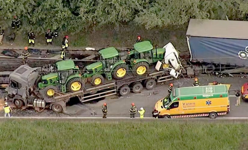 Batida entre carro e carretas deixa 4 mortos em SP