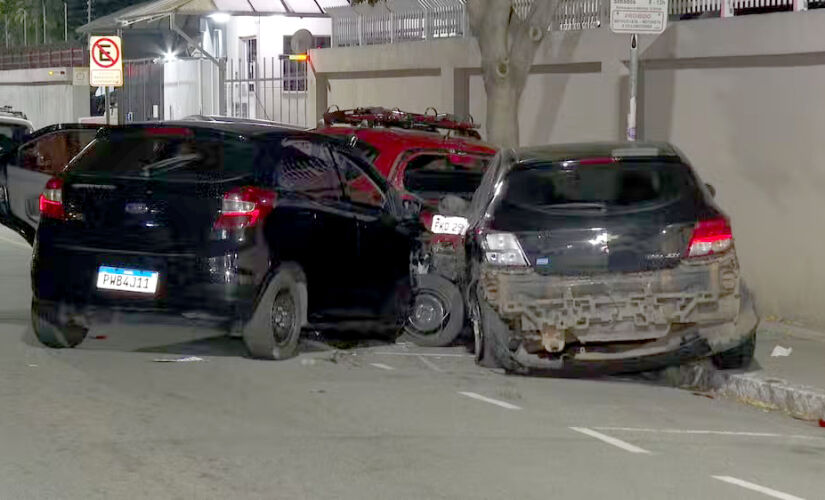 Motorista é preso após bater em quatro carros, três motos e ferir policial na Grande São Paulo