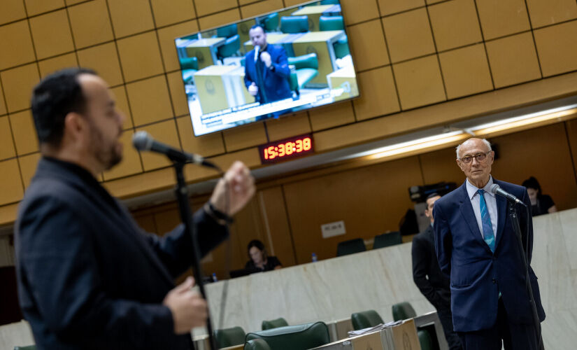 Eduardo Suplicy e Gil Diniz, o Carteiro Reaça, durante discussão na Alesp