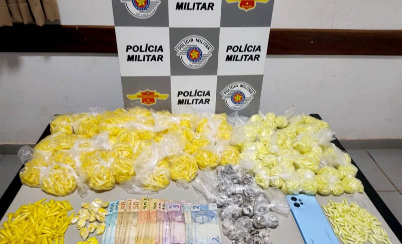 Um homem de 24 anos foi preso nesta quarta-feira (24) por transportar 5,9 mil porções de cocaína, maconha e haxixe