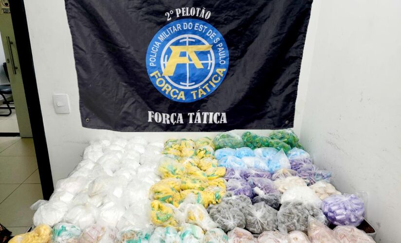 PM localiza depósito e apreende quase 10 mil porções de drogas em SP