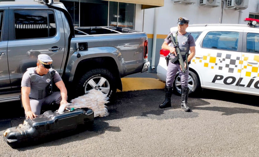 Família transportava 48 kg de cocaína em tanque da caminhonete