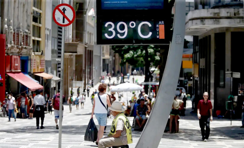 Prefeitura de SP abre dez tendas com água, sucos, chás e frutas, nas cinco regiões da capital