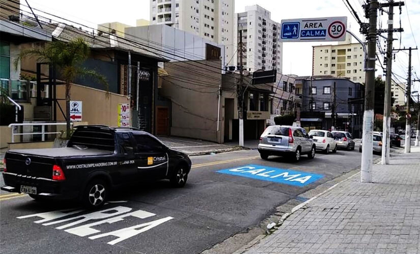 "Área calma" com placa de 30 km/h