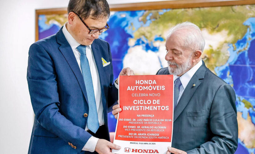 Arata Ichinose, presidente da Honda do Brasil, com o presidente Luiz Inácio Lula da Silva