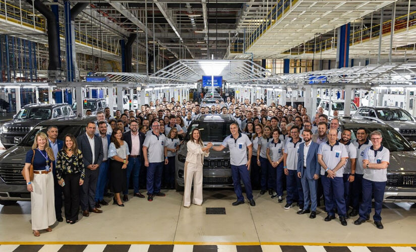 Investimento da Stellantis em Goiana (PE), foto de diretoria e empregados na fábrica
