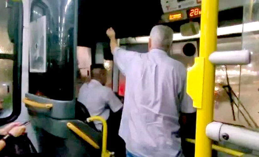 Goteira em ônibus faz cobrador segurar guarda-chuva para não molhar motorista em SP