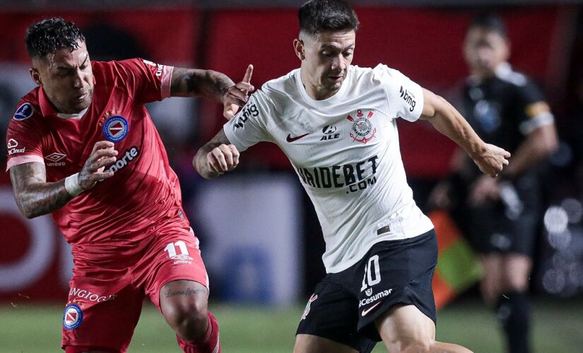 O Argentinos Juniors abriu o placar aos 2 minutos, com Veron