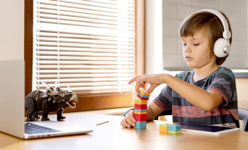 Dificuldades de manter contato visual e interação social pode ser um sinal de autismo