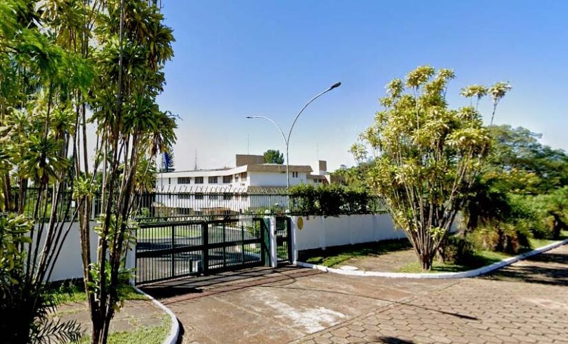 Na iminência de ser preso, o último refúgio é se esconder em uma embaixada na capital federal